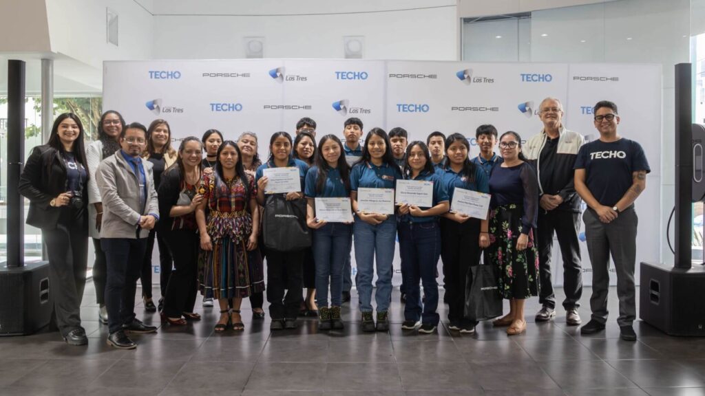 “Jóvenes se capacitan en mecánica automotriz gracias a Porsche, Grupo Los Tres y TECHO”