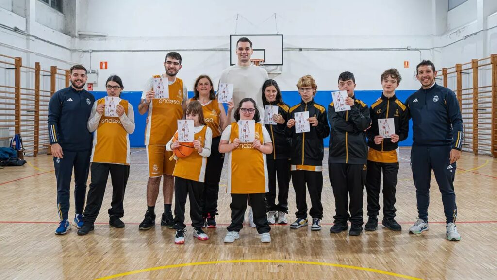 Hezonja visita proyectos sociales de la Fundación Real Madrid y comparte con jóvenes deportistas