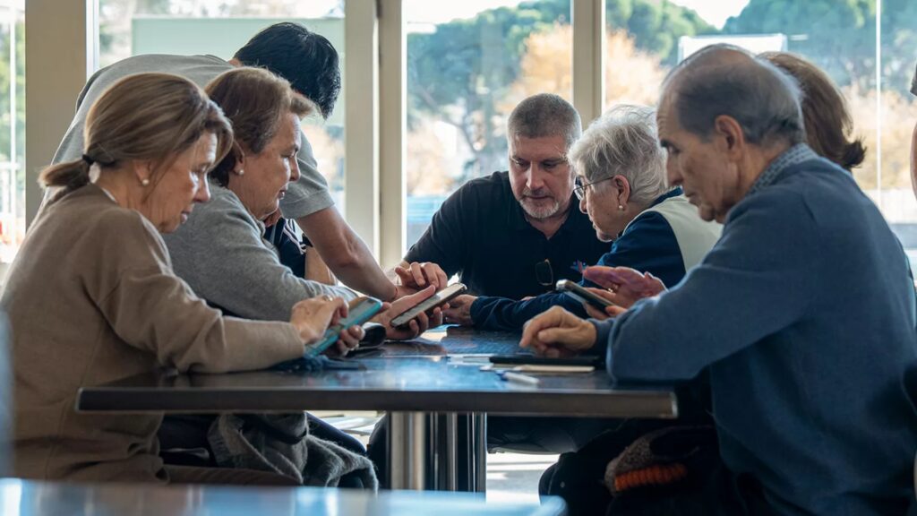 Fundación MTP desarrolla programas de alfabetización digital para personas mayores