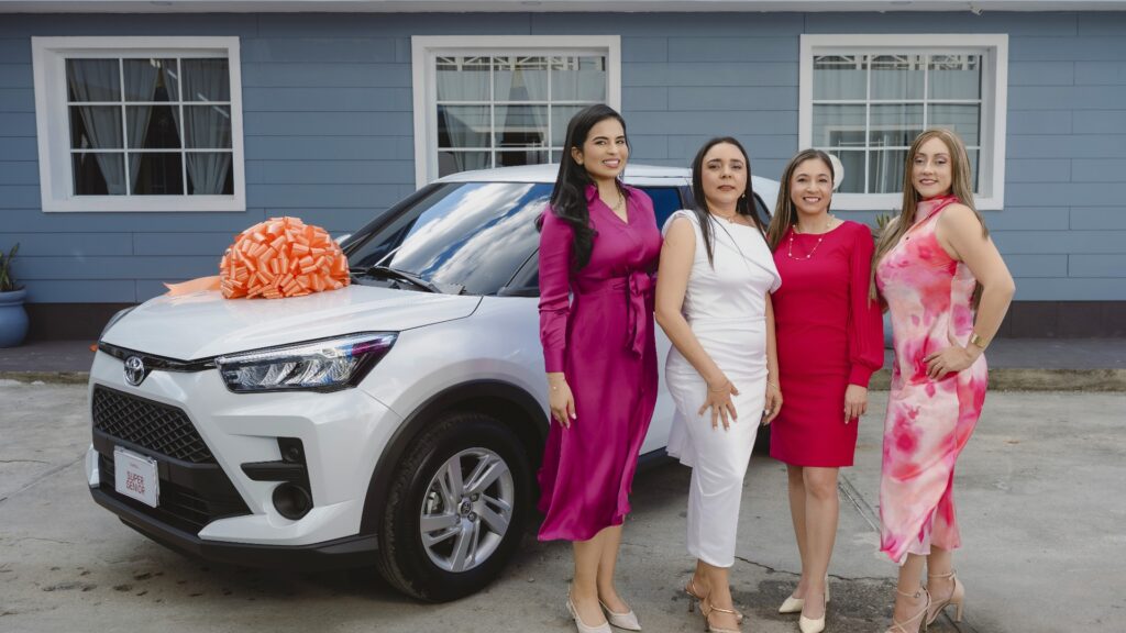 Yanbal premia el liderazgo femenino en Guatemala con la entrega de 8 autos