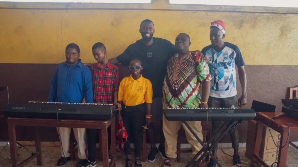 Antonio Rüdiger demuestra que el fútbol también puede transformar vidas