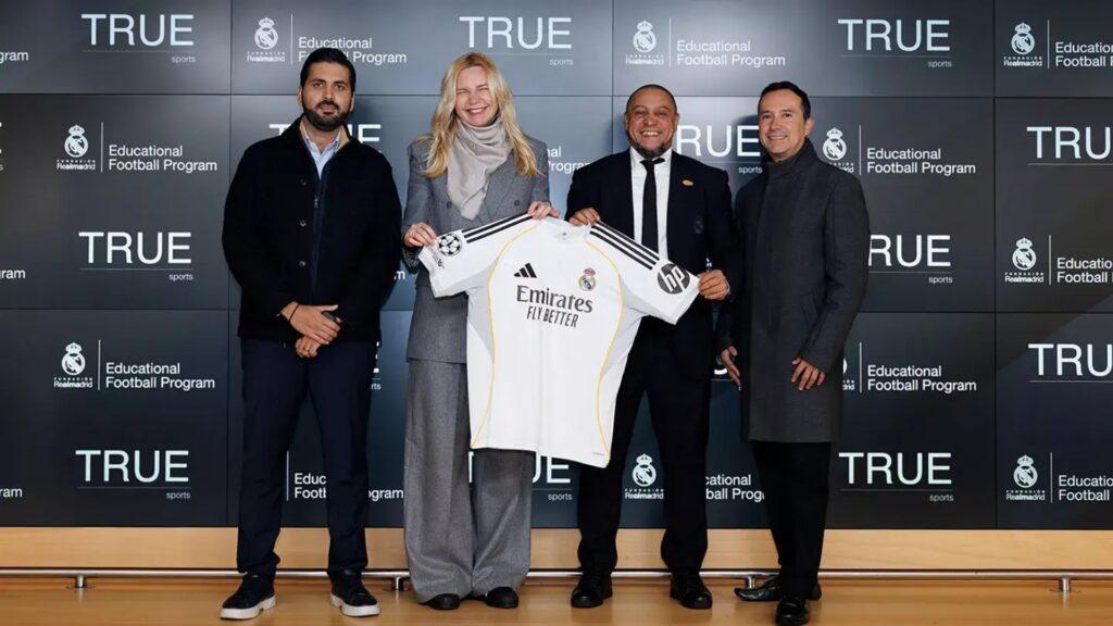 Roberto Carlos impulsa la educación a través del fútbol en Nuevo León, México