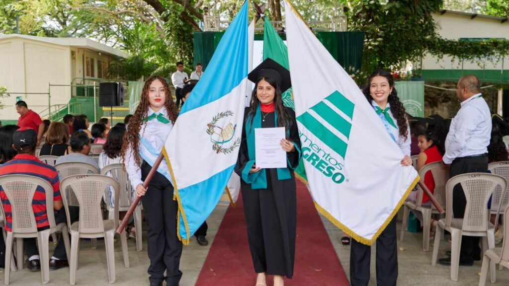El Centro Educativo Estuardo Novella Camacho cambia las vidas de los estudiantes en San Juan Sacatepéquez y El Progreso