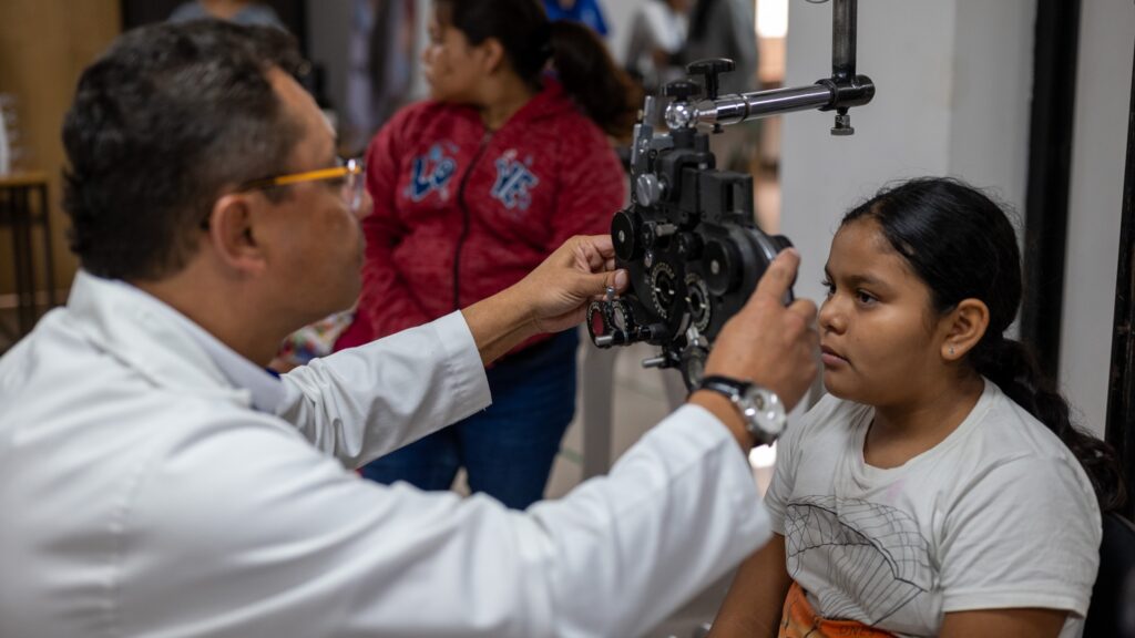 Especialistas recomiendan evaluar la salud visual al comenzar el ciclo escolar 2026