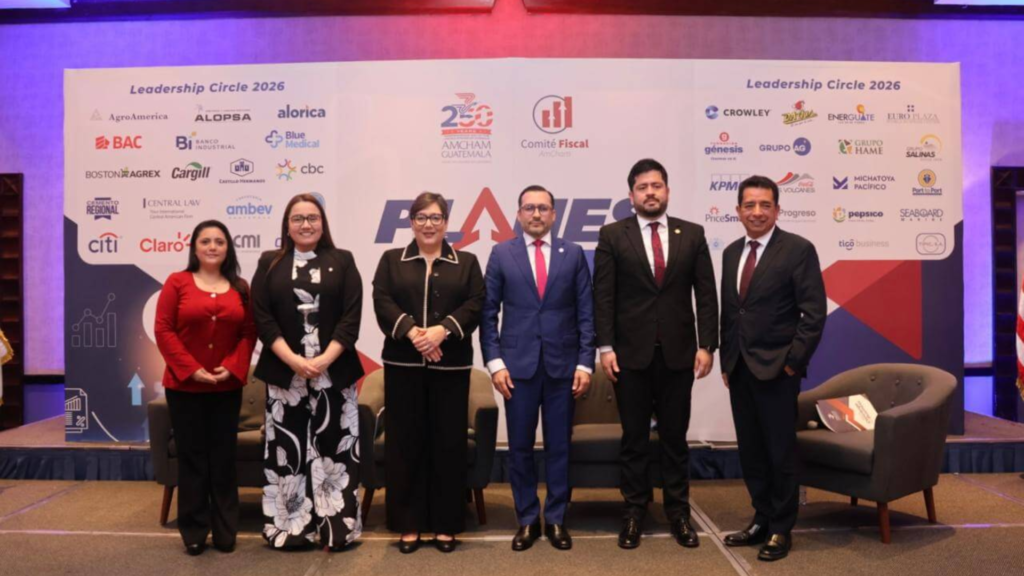 Sector empresarial y SAT dialogan sobre planes estratégicos para 2026 en AMCHAM