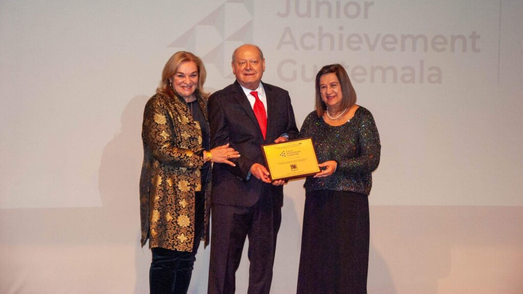 Junior Achievement Guatemala es reconocido por IGA por su aporte al desarrollo de la juventud