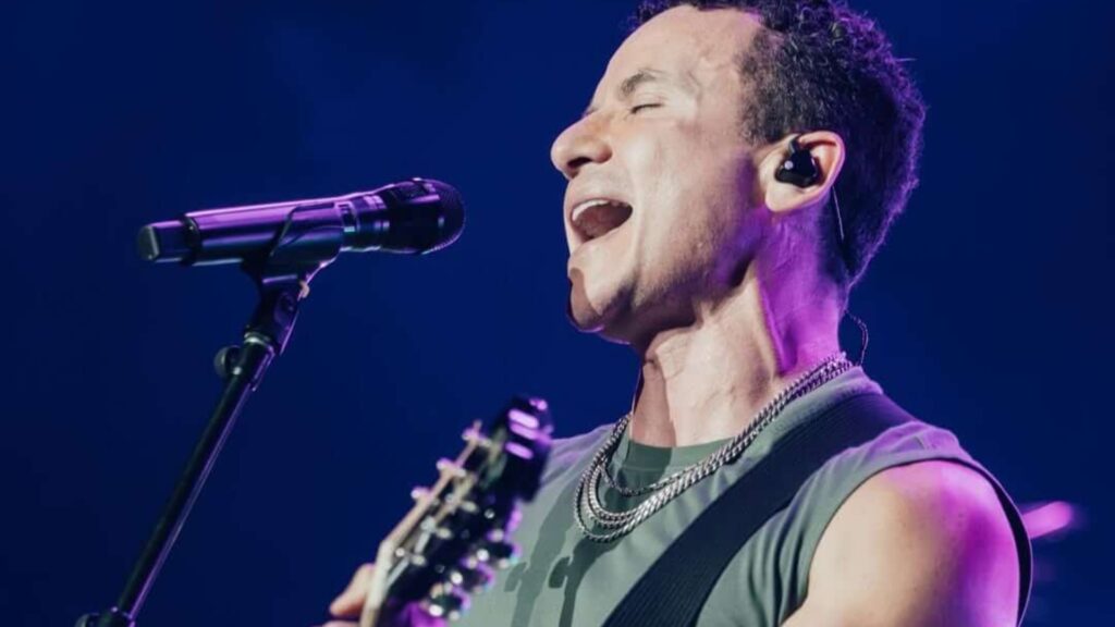 Fonseca convierte su éxito “Por Toda La Vida” en una promesa eterna desde el escenario