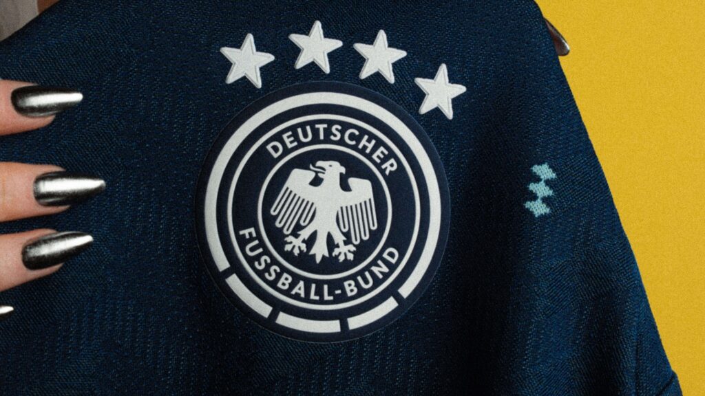 Adidas lanza camisetas de visitante con el regreso histórico del Trifolio