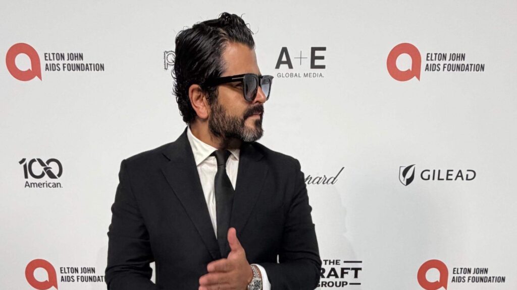 Cineasta guatemalteco Kenneth Müller participa en el evento de la Elton John AIDS Foundation previo a los Academy Awards