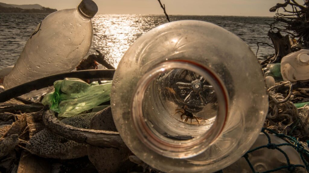 Tradición, sol, playas y… ¿toneladas de plástico?