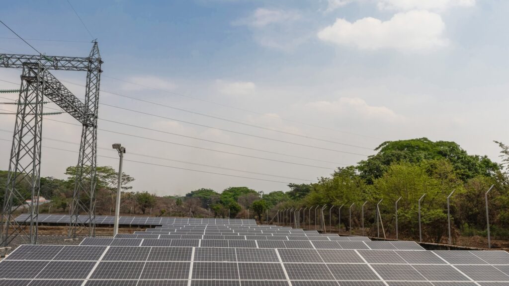 Energía solar fortalece la operación de subestaciones en el sur del país
