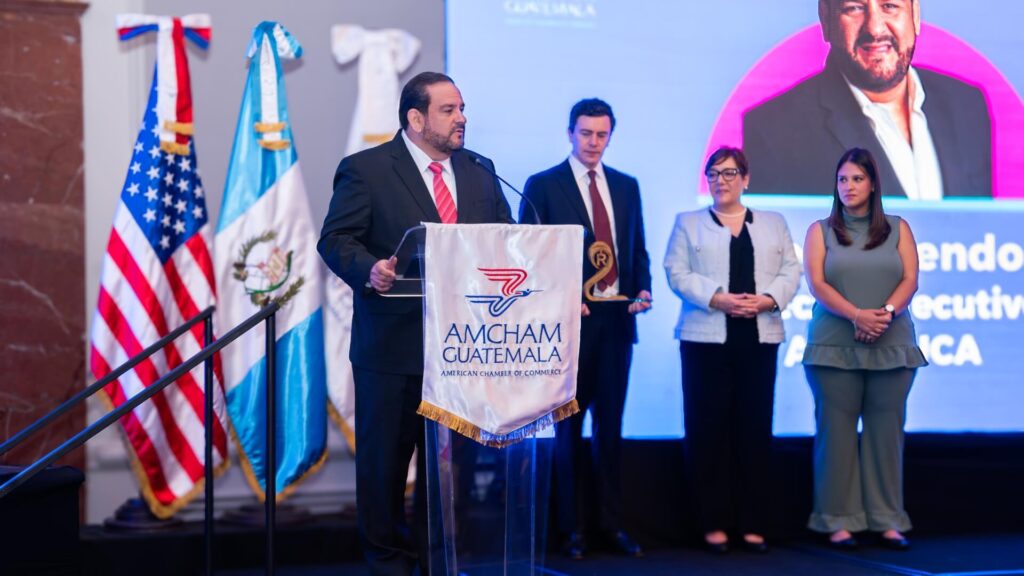 AmCham reconoce a Rodolfo Mendoza con el Gran Premio Eduardo Illescas