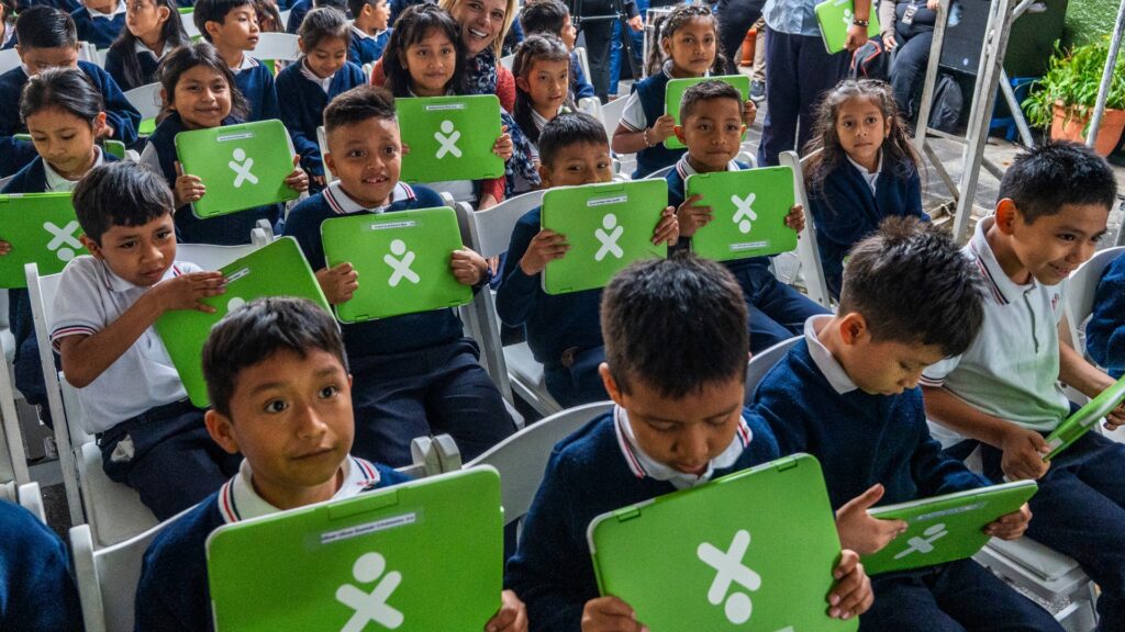 Más de 500 estudiantes reciben tecnología gracias a Fundación Bi y CEAL