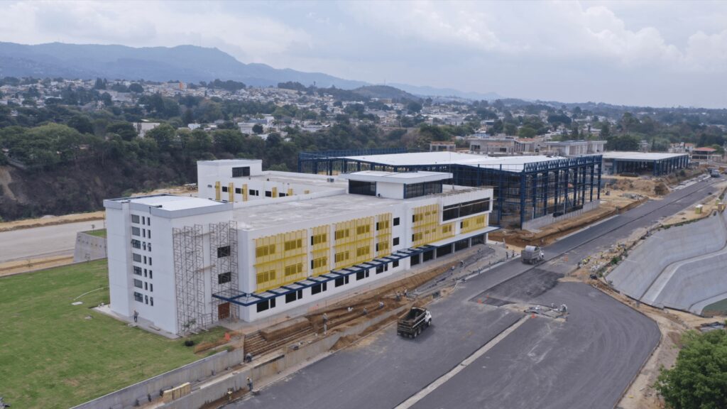 BCIE conoce avances del Proyecto San Cristóbal, un modelo que integra educación y deporte para ampliar oportunidades a jóvenes guatemaltecos