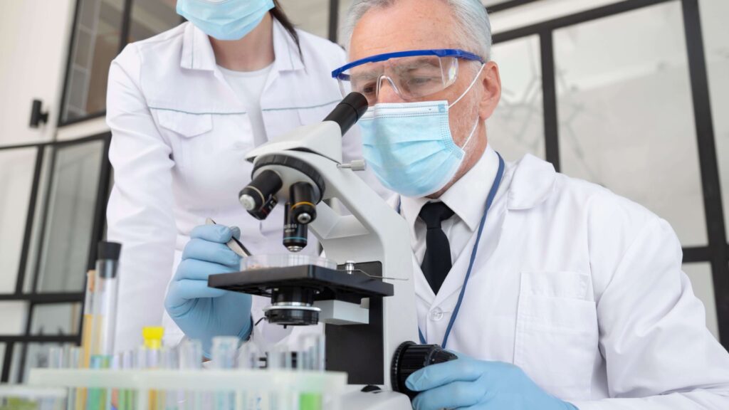 Investigación oncológica en formación médica crece en la región con 72 trabajos en el Desafío Científico Adium