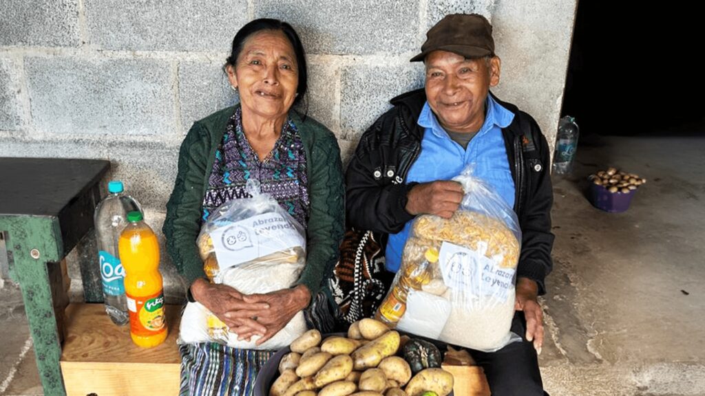 "Abrazando Leyendas": la iniciativa que lleva alimentación y bienestar a adultos mayores vulnerables