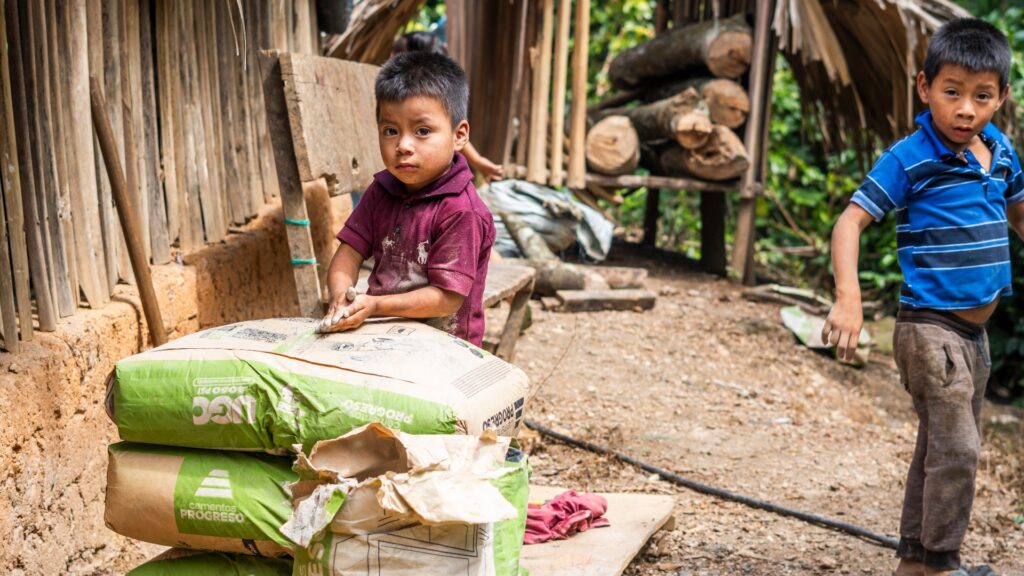 Fundación Bi impulsa el acceso a viviendas dignas para familias de Camotán