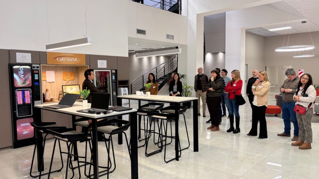 ADEN convierte un café en un laboratorio real de inteligencia artificial para sus alumnos