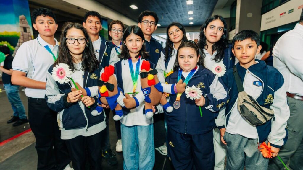 Estudiante del Colegio Castillo Córdova destaca con reconocimientos internacionales en matemáticas