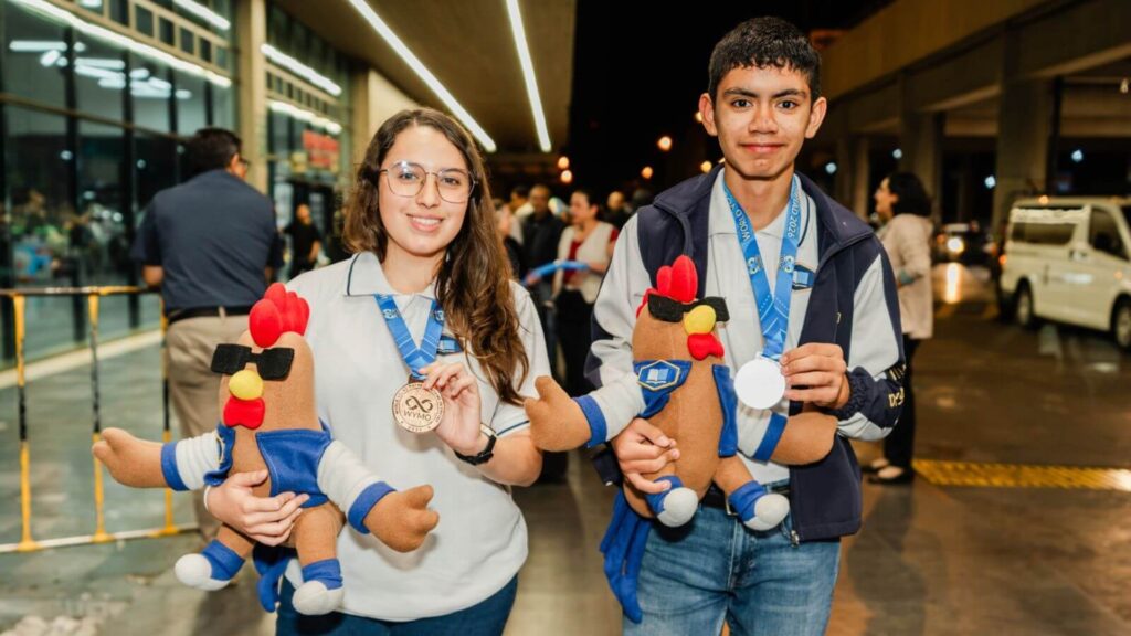 Estudiantes del Colegio Castillo Córdova ganan plata y bronce en olimpiada mundial