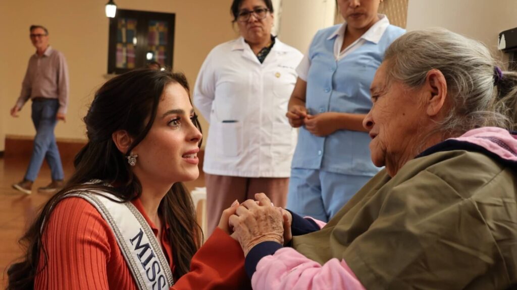 Miss Universo visita el Hogar Virgen del Socorro en Guatemala
