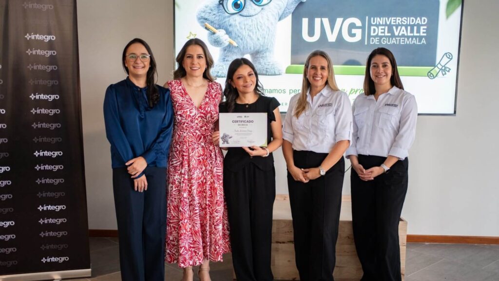 ÍNTEGRO impulsa a sus colaboradores con becas universitarias