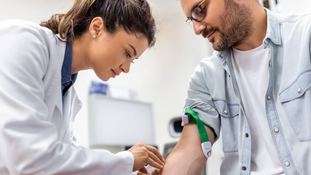 Análisis de sangre muestra potencial para mejorar la detección del cáncer testicular