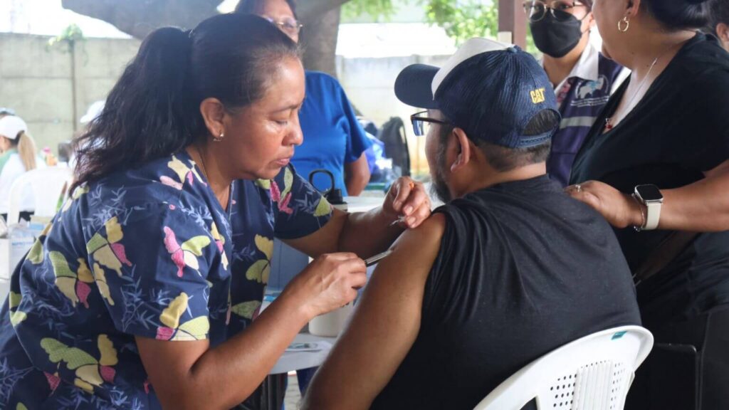 Progreso contribuye a inmunizar a más de 1,700 personas contra el sarampión