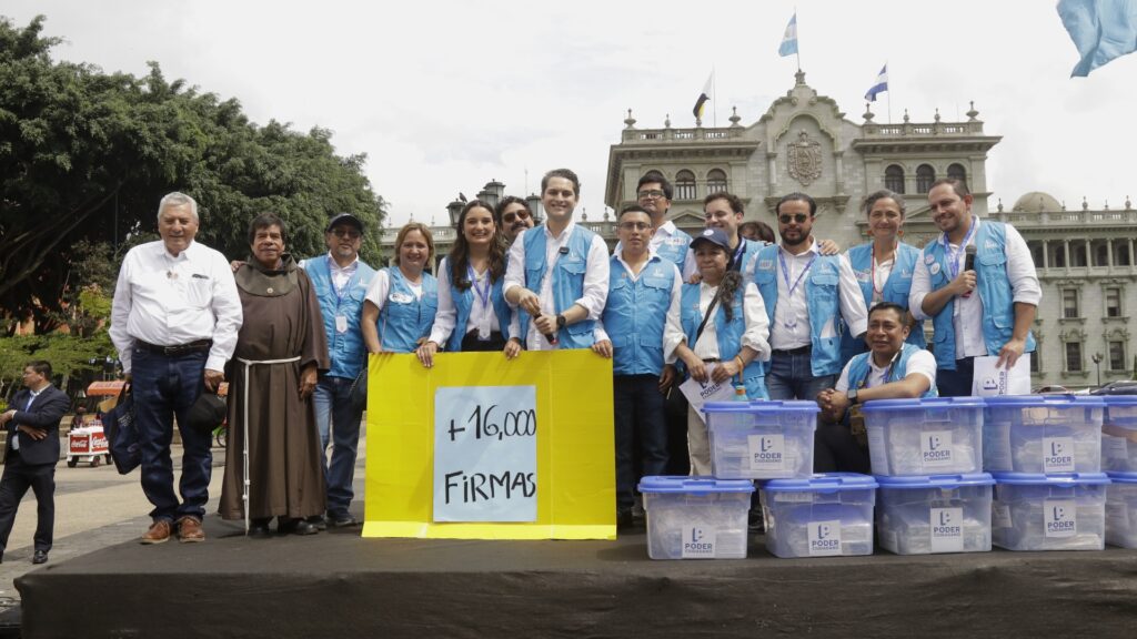 Poder Ciudadano entrega al Congreso más de 16 mil firmas para impulsar una reforma al sector justicia