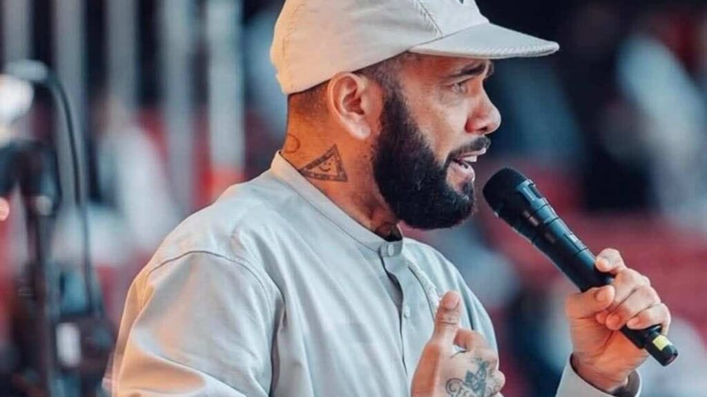 Dani Alves regresa a Guatemala para compartir su testimonio