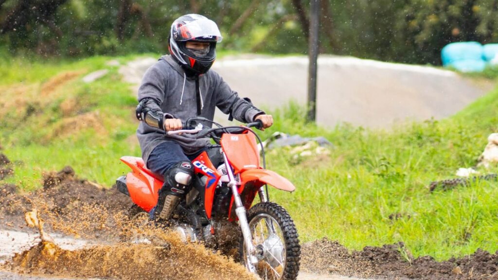 Honda Motos comparte consejos para conducir de forma segura durante la temporada de lluvias